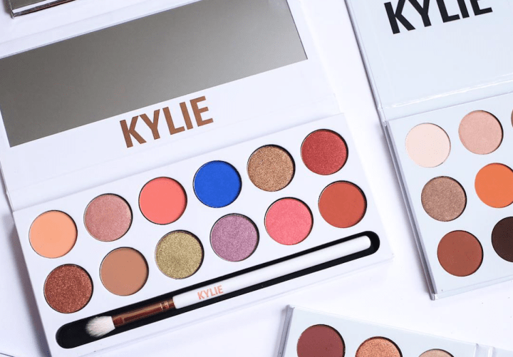 kylie_jenner___bad_buzz_pour_sa_royal_peach_palette_kylie_cosmetics_8749_north_1200x_white
